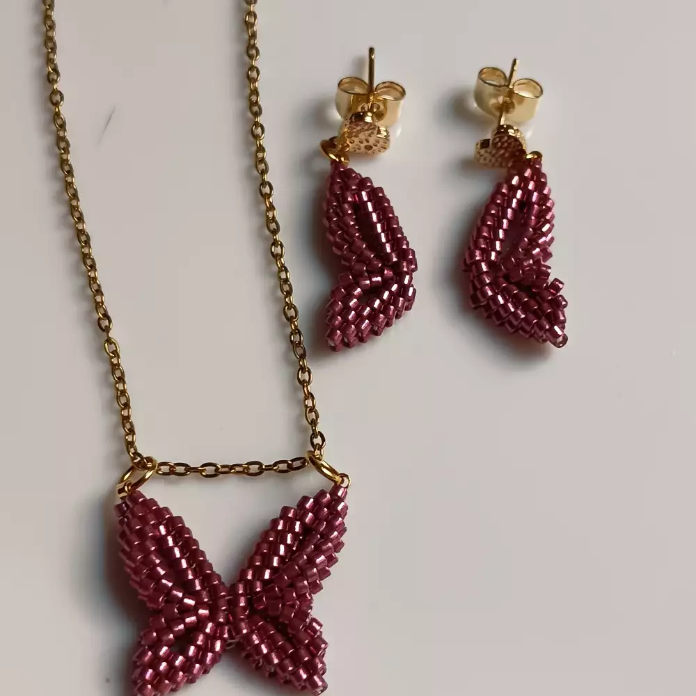 Set de Collar y Aretes Mariposa en Miyuki Delica Rosa Metálico