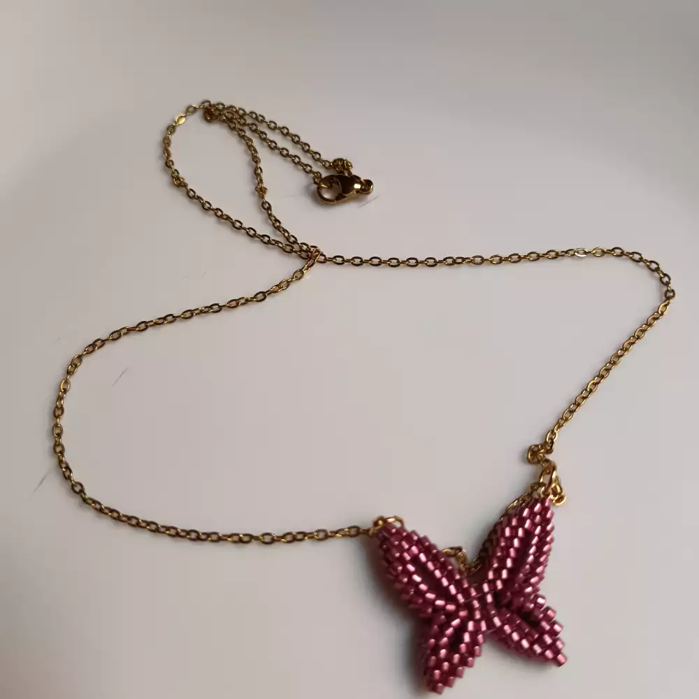 Set de Collar y Aretes Mariposa en Miyuki Delica Rosa Metálico