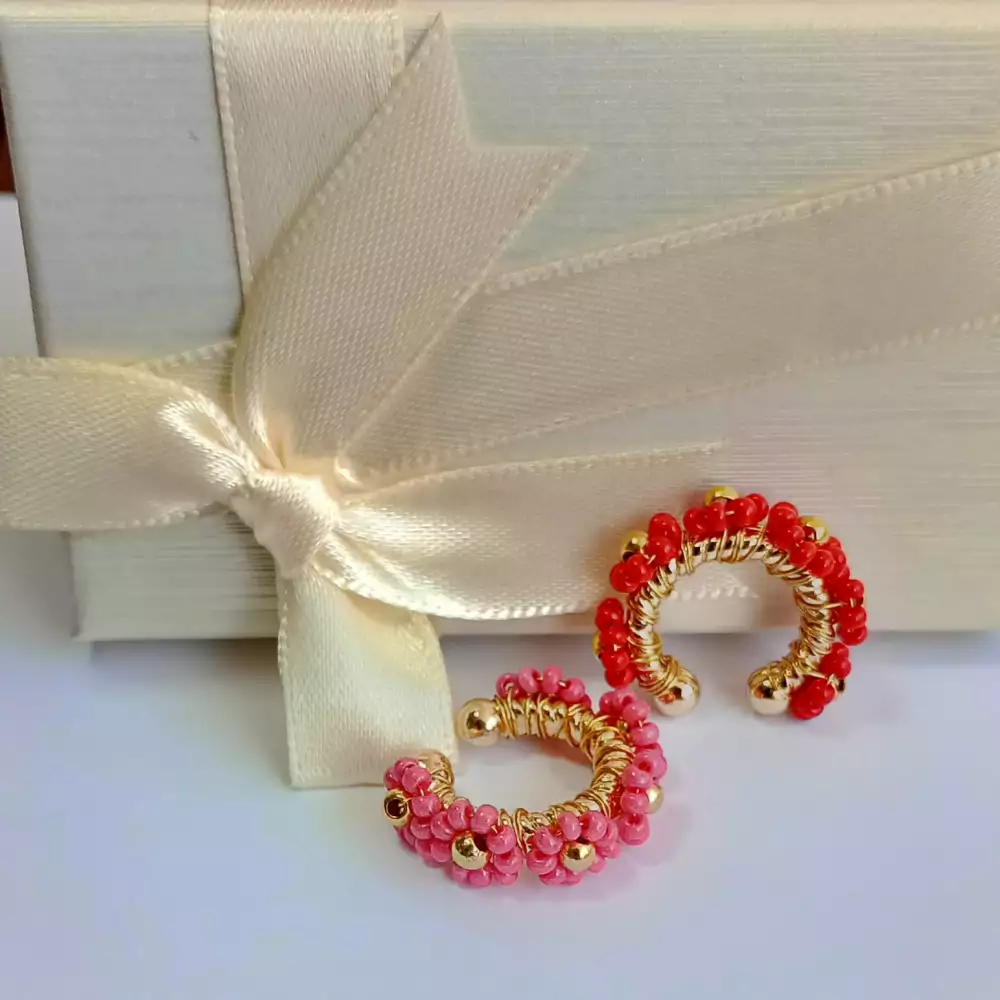 Set de Earcuff en mostacilla checa rojo y rosa, chapado en rodio