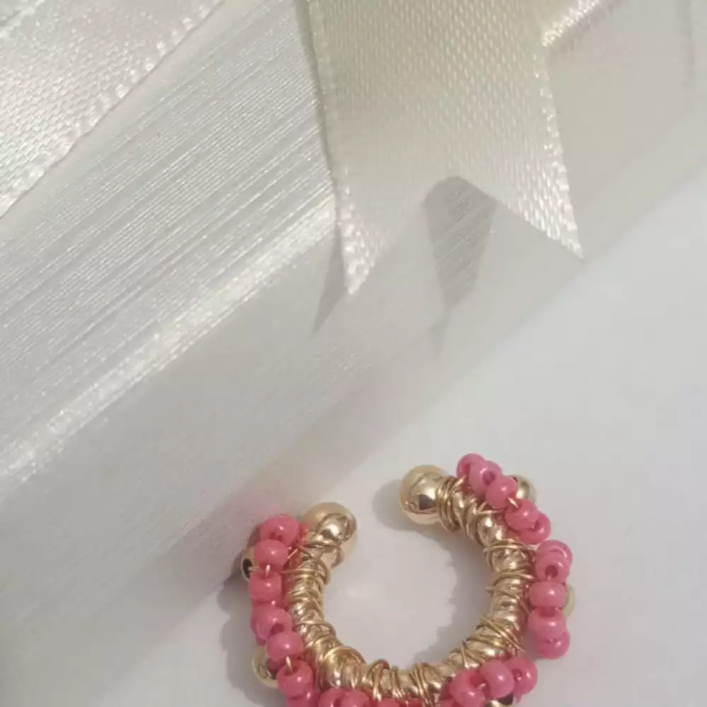 Set de Earcuff en mostacilla checa rojo y rosa, chapado en rodio