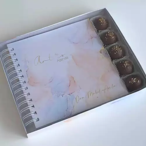 Agenda abierta con planeador y chocolates diseño 1