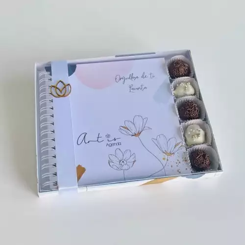 Agenda abierta con planeador y chocolates diseño 2