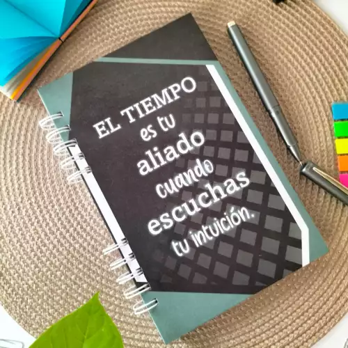 Agenda personalizada para hombre con hojas cuadriculadas