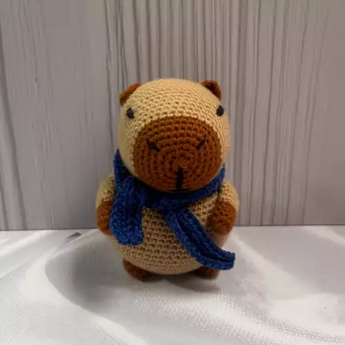 Amigurumi Capibara bufanda azul tejido a mano