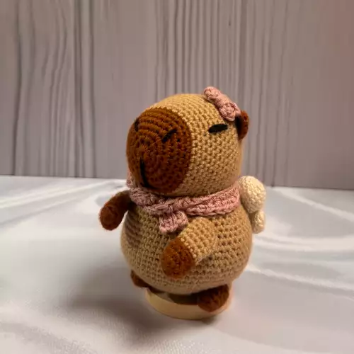 Amigurumi Capibara bufanda rosada tejido a mano