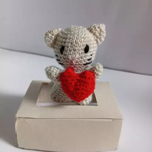 Amigurumi gato con corazón