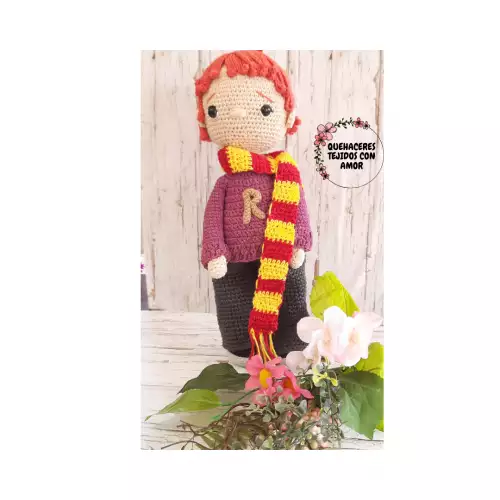 Amigurumi Ron Weasley hecho a mano con varita y bufanda