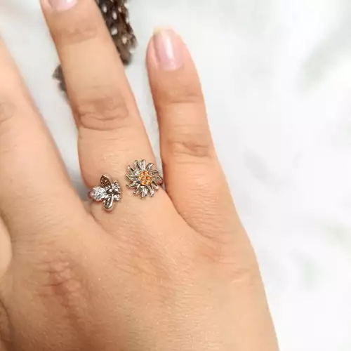 Anillo ajustable con flor y abeja en acero plateado