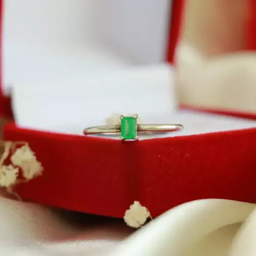 Anillo con Esmeralda certificada  rectangular