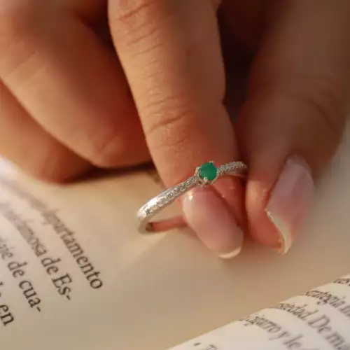 Anillo con Esmeralda certificada Aziza