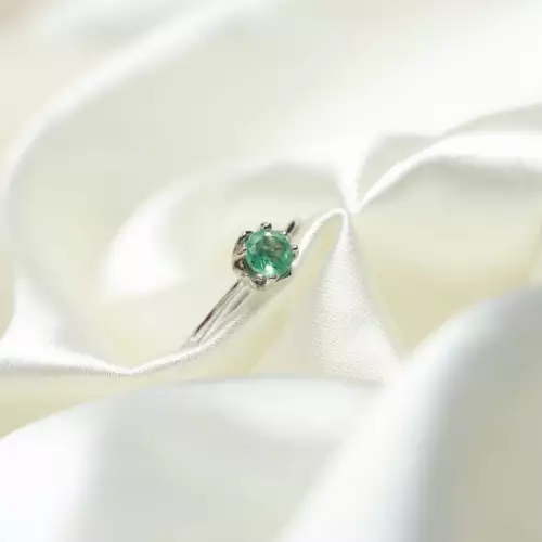 Anillo con Esmeralda certificada Cadie