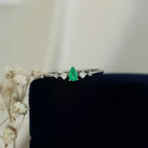 Anillo con Esmeralda certificada Ea