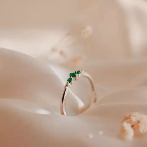 Anillo con Esmeralda certificada Femi