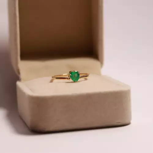Anillo con esmeralda en forma corazón oro 18k