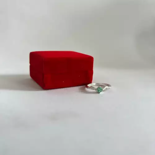 Anillo con esmeralda Iset