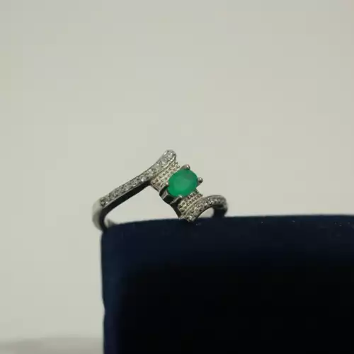 Anillo con esmeralda ovalada en plata 925 certificada