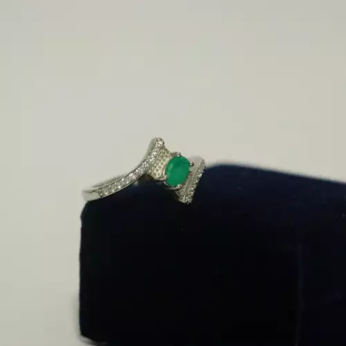 Anillo con esmeralda ovalada en plata 925 certificada