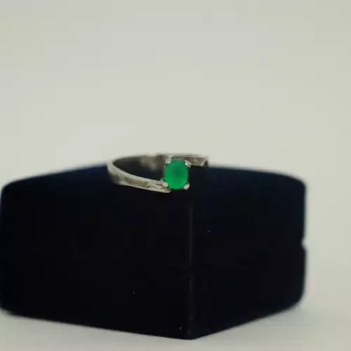 Anillo con esmeralda ovalada grande en plata 925
