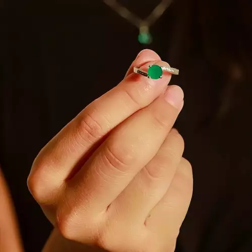 Anillo con esmeralda redonda en plata 925 certificada