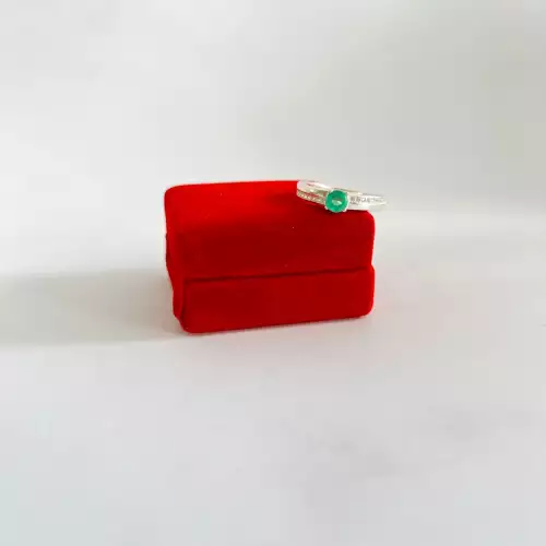 Anillo con esmeralda redonda en plata ley 925