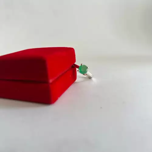 Anillo con esmeralda redonda grande en plata 925