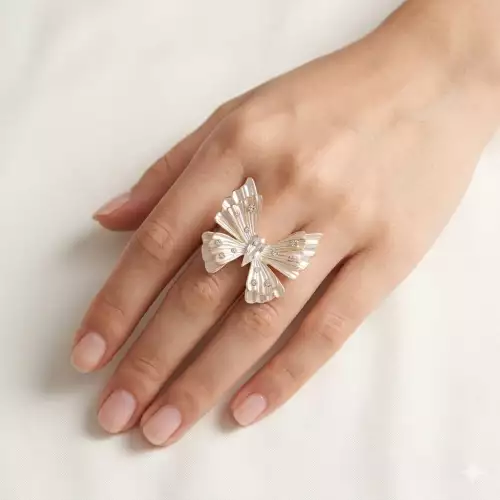 Anillo con mariposa rosa y circones en rodio dorado