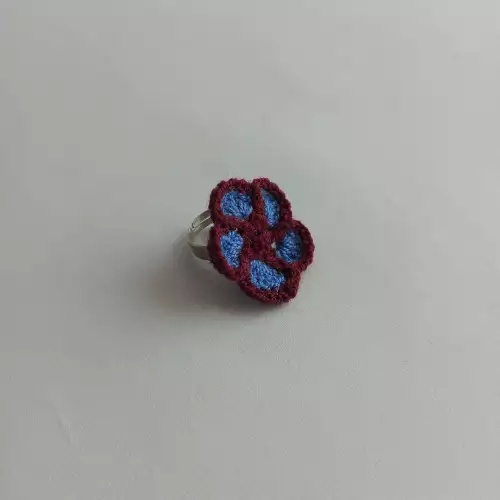 Anillo Flor tejido a crochet color azul con borde morado