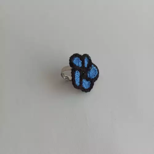 Anillo Flor tejido a crochet color azul con borde negro