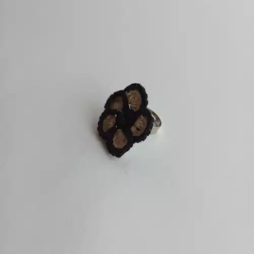 Anillo Flor tejido a crochet color beige con borde negro