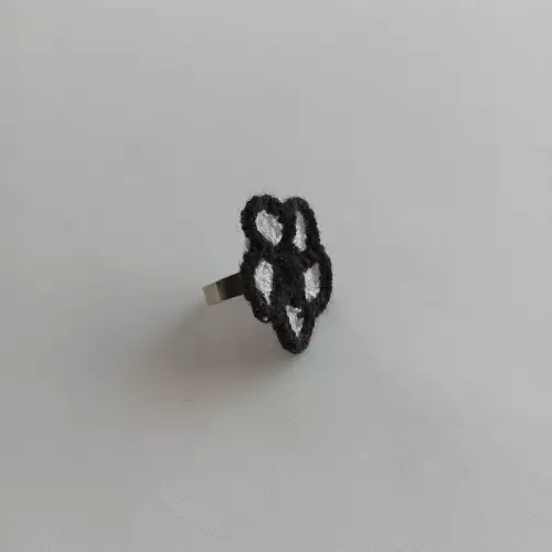 Anillo Flor tejido a crochet color blanco con borde negro