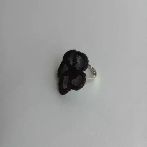 Anillo Flor tejido a crochet color gris con borde negro
