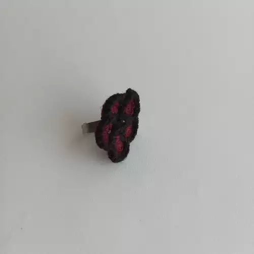 Anillo Flor tejido a crochet color morado con borde negro