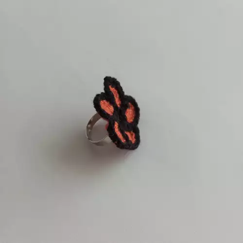 Anillo Flor tejido a crochet color naranja con borde negro
