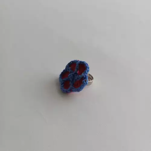 Anillo Flor tejido a crochet color rojo con borde azul