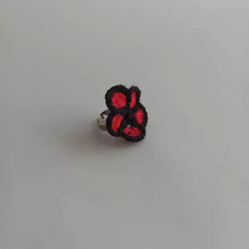 Anillo Flor tejido a crochet color rojo con borde negro