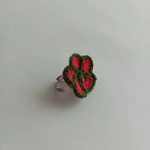 Anillo Flor tejido a crochet color rojo con borde verde militar