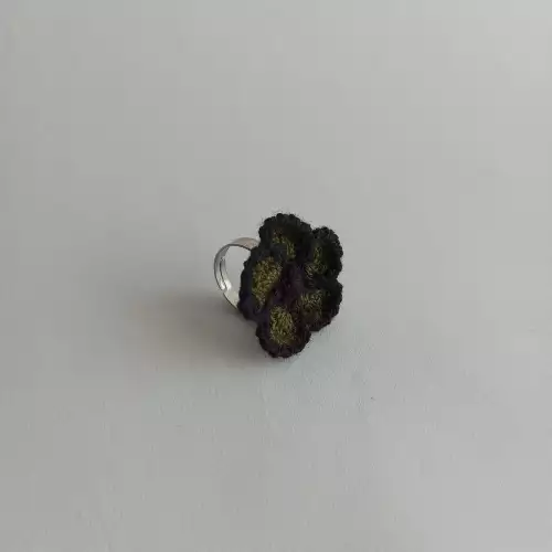 Anillo Flor tejido a crochet color verde militar con borde negro