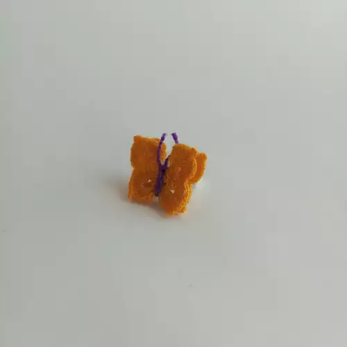 Anillo Mariposa tejido a crochet color amarillo con rosado