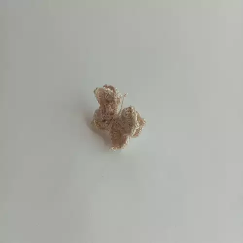 Anillo Mariposa tejido a crochet color beige