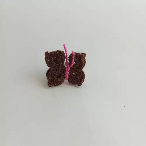 Anillo Mariposa tejido a crochet color café con rosado