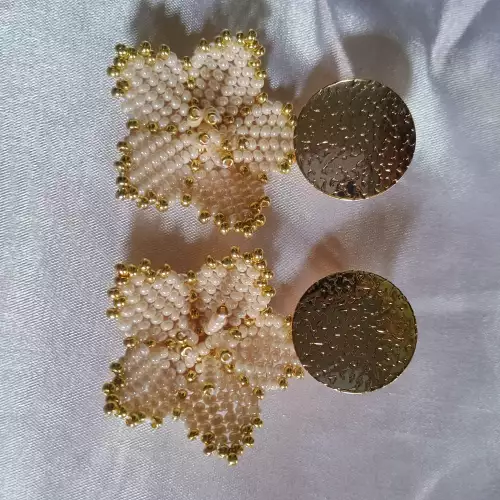 ARETE FLOR MOSTACILLA BLANCO