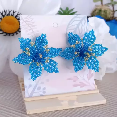 Arete orquídea azul hecho a mano con mostacillas
