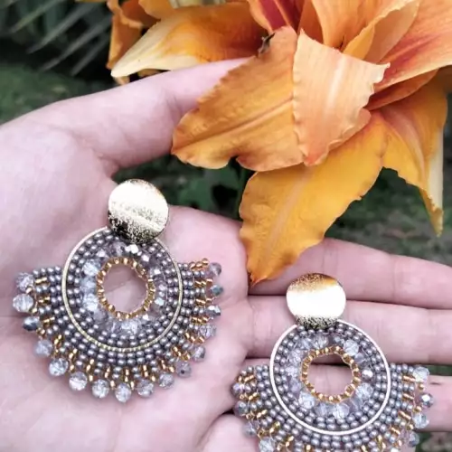 Aretes abanico gris con mostacilla y cristal murano