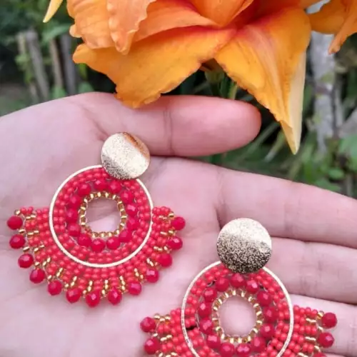 Aretes abanico rojo con cristales y herrajes dorados