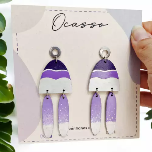 Aretes abstracto morado en madera 8cm artesanal