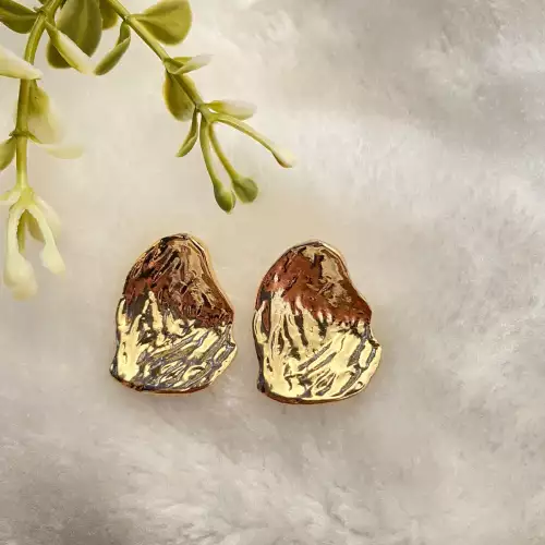 Aretes abstractos dorados con acabado brillante