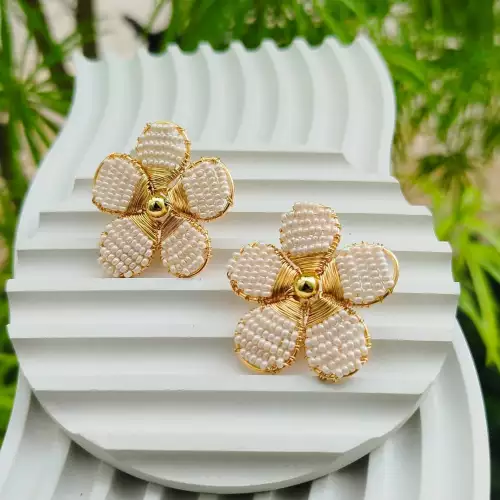 Aretes alambrismo maxiflor beige mostacilla hecho a mano