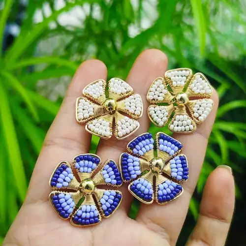 Aretes alambrismo miniflor azul mostacilla hecho a mano