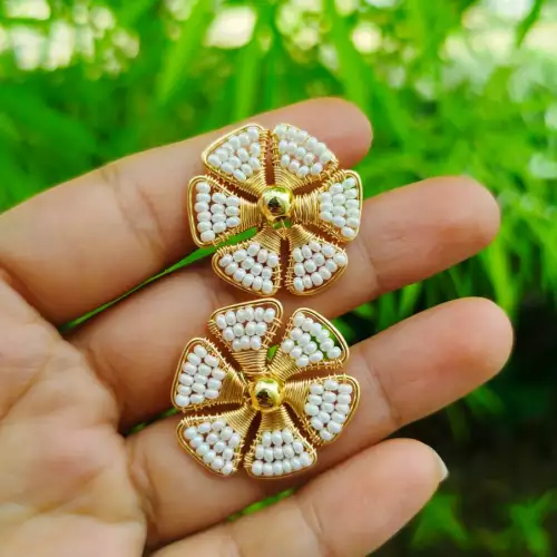 Aretes alambrismo miniflor beige mostacilla hecho a mano