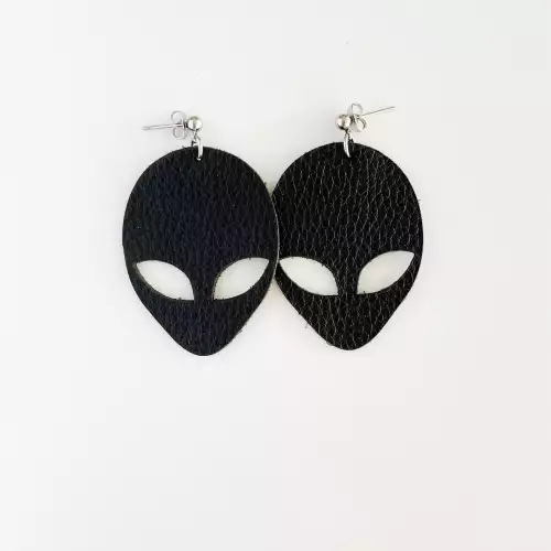 Aretes alien cuero negro corte láser hipoalergénico